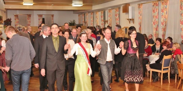 Die Polonaise gehörte zur klassischen Eröffnung des Jungbauernballs, an der sich zahlreiche Tanzpaare beteiligten. Foto: Hannelore Nowacki