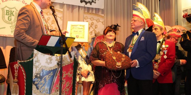 Margit Selb erhielt die Kreis-Ehrenkette für ihre Verdienste um den Lampertheimer Karneval, für den sie sich seit 50 Jahren engagiert. Auch als Ehrenpräsidentin des 1. Carnevalclubs Rot-Weiß Lampertheim bleibt sie weiterhin aktiv. Foto: Hannelore Nowacki