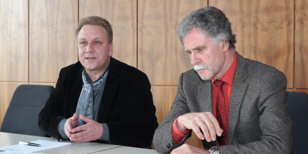 Kreisbeigeordneter Matthias Schimpf (links) und der Leiter des Amtes für Soziales Erich Renner informierten am Mittwoch bei der Pressekonferenz über die aktuellen Flüchtlingszahlen im Kreis Bergstraße, die Zuweisungen auf die einzelnen Kommunen im Kreis und die Suche nach geeignetem Wohnraum. Foto: Hannelore Nowacki