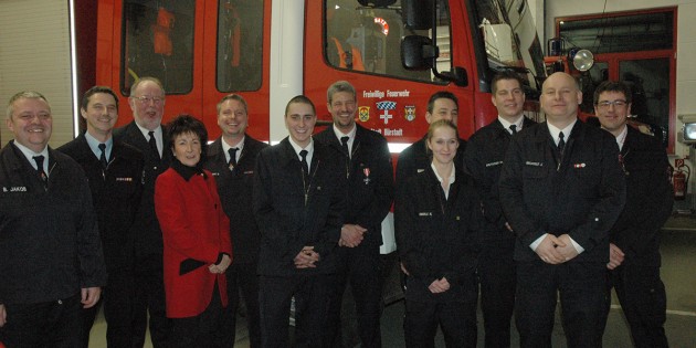 Die Feuerwehr Riedrode mit neu gewähltem Vorstand und Jubilaren bei der Jahreshaupt- und Mitgliederversammlung. Die Feuerwehrleute erhielten großes Lob von Bürgermeisterin Bärbel Schader. Foto: Sigrid Samson