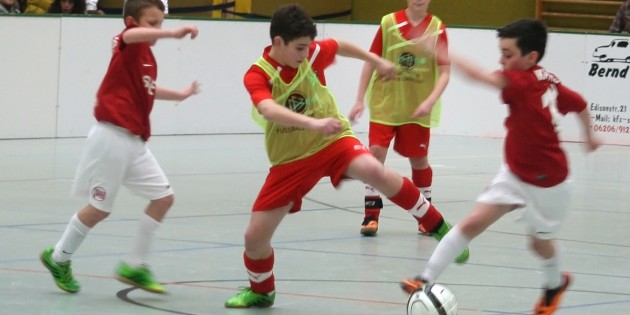 Auch die Lokalmatadoren des TV Lampertheim (gelbe Weste) schlugen sich erfreulich gut im Turnier. Im Viertelfinale jedoch war für die Lampertheimer Endstation. Dem späteren Turniersieger SpVgg Greuther Fürth unterlagen die Spargelstädter mit 4:0. Foto: Manuel Ding