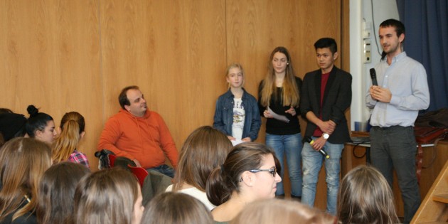 Melina Kugler und Alicia Pfannmüller aus Lampertheim sowie Wirawat Kunak und Michael Pfeifer aus Bürstadt informierten über die Arbeit des Jugendrates. Foto: Eva Wiegand