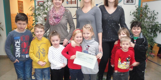 Große Freude bei den Kindern der Kita Pater Alfred Delp und Diana Adrian (Vertretung für die Kindergartenleitung; Mitte): Sibylle Fath (l.) und Viktoria Matz übergaben einen Scheck in Höhe von 500 Euro. Foto: oh