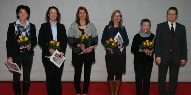Auszeichnung überreichte der Vorsitzende Manfred Schweiger des Turngaus Bergstraße an (v.l.) Nora Arbes, Marina Bohn, Conny Gebhardt, Judith Degen und Cäcilia Siegler für ihre besonderen Verdienste für den Turngau.  Foto: Eva Wiegand