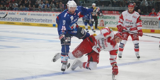 Adler (blaue Trikots) gegen Haie ist immer ein ganz besondere Leckerbissen in der DEL. Foto: Gernot Kirch
