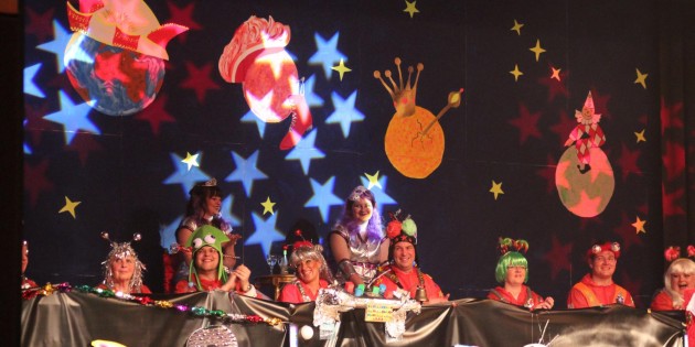 Für die galaktischen Abenteuer war der Elferrat des 1. Carneval-Clubs Rot-Weiß bestens gerüstet. Den Saturn hatten die Narren bereits umringt und die Erde hatte endlich ihre Narrenkappe auf dem Nordpol. Foto: Hannelore Nowacki