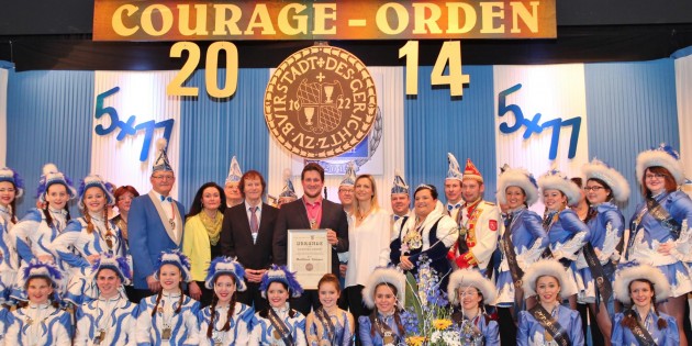 Ein prächtiges Gruppenbild mit dem neuen Träger des Courage-Ordens Matthias Steiner bot sich dem Publikum zum Abschluss des ersten Veranstaltungsteils. Foto: Hannelore Nowacki