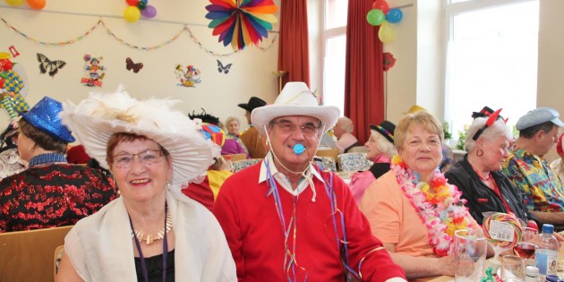 So sieht gute Stimmung aus. Spaß an der Freude und am süßen Lutscher, schwungvolle Musik und humorvolle Wortbeiträge begeisterten das Publikum. Foto: Hannelore Nowacki