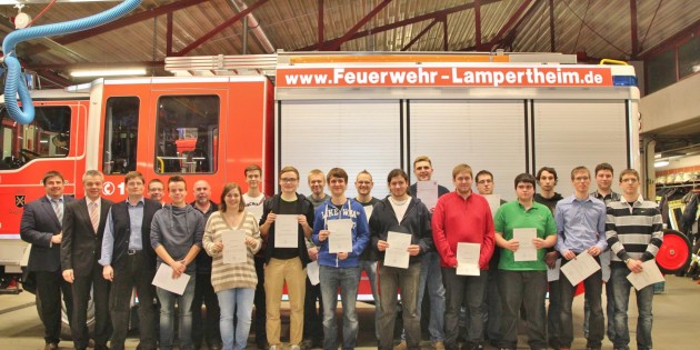 Die Freiwillige Feuerwehr Lampertheim Mitte hatte zur Jahreshauptversammlung Bürgermeister Gottfried Störmer zu Gast, ihren obersten kommunalen Dienstherrn, der auch die Beförderungsurkunden überreichte. Im Bild links der Bürgermeister und die Führungsriege der Feuerwehr. Foto: Hannelore Nowacki