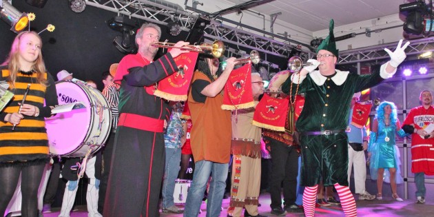 Einheizen und mit Schwung in die Feuerwehr-Fastnacht - der Musikzug der Freiwilligen Feuerwehr zog sämtliche Register der guten Laune. Foto: Hannelore Nowacki