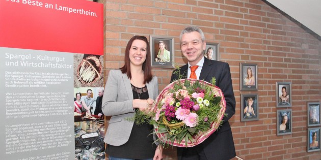 Melanie Krämer wird als Melanie I. die neue Spargelkönigin der Saison 2014. Bürgermeister Gottfried Störmer gratulierte ihr zur Wahl. Foto: Hannelore Nowacki