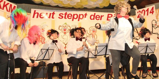In den Reihen der KKM musizieren Trompeter und Saxofonisten, da wird geflötet, auf die Pauke gehauen und vieles mehr. Das Instrumentarium erweiterten die Ehefrauen im Schlussakkord des Kappenabends um Luftpumpen fürs Zwei- und Vierrad mit aufgesetzten Luftballons, Spielfreude und Körpereinsatz. Foto: Hannelore Nowacki