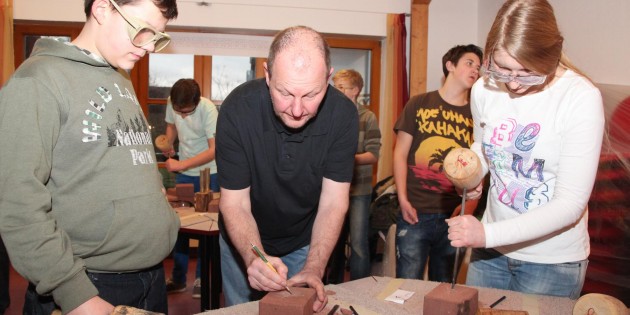 Steinmetz und Bildhauer Holger Schinz-Sauerwein gibt Tipps zum guten Gelingen. Nicht immer haben die Sandsteinquader die bestellte weiche Qualität. Foto: Hannelore Nowacki