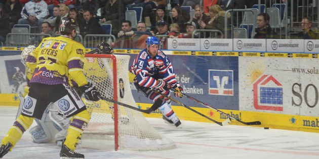 Adler-Kapitän Marcus Kink (blaues Trikot) umkurvt das Krefelder Gehäuse. Foto: Gernot Kirch