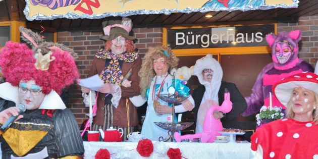 Eine fröhliche Teegesellschaft hatte sich da in Bärbels Wunderland versammelt. Königin Barbara hatte eine starke Mannschaft an ihrer Seite. Doch bald hatte die Stunde der närrischen Kapitulation geschlagen und ihre liebliche Tollität Prinzessin Teresa I. erhielt den goldenen Schlüssel zum Rathaus. Foto: Hannelore Nowacki