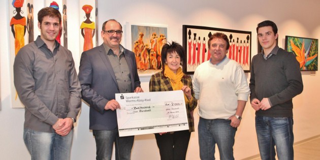 Timo und Harald Ofenloch (von links) von der Firma GS Wärmesysteme GmbH in der Lorscher Straße haben 2.000 Euro aus den Einnahmen einer Mitarbeitertombola an die Lokale Partnerschaft gespendet, hier repräsentiert durch Bürgermeisterin Barbara Schader, den stellvertretenden Vorsitzenden Hermann Müller und Levin Held vom Jugendbeirat. Foto: Hannelore Nowacki