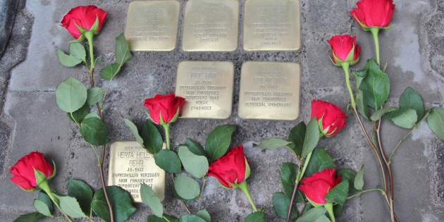 Die frischen Rosen verwelken, die beschrifteten Messingplatten sollen ihre Botschaft dauerhaft mitteilen und die Vorübereilenden immer wieder zum Innehalten bringen. Foto: Hannelore Nowacki