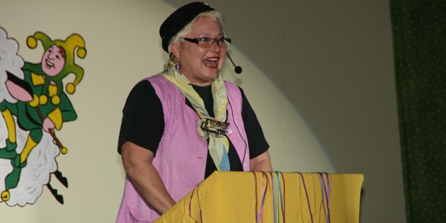 Tanzeinlagen und Bütten wurden vom Publikum mit Raketen und "Humbe hewe, Nachbar stumbe, kurz gewunke, Humbe bumbe" gebührend gefeiert. So wie der Auftritt von "Butzfraa" Frau Schmitt, alias Karin Huy. Foto: Eva Wiegand