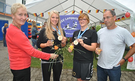 Emily Bildat (2.v.l.) und Annika Adler (2.v.r.) präsentierten nach ihrem letztjährigen Erfolg be den U21- Europameisterinnen stolz ihre Goldmedaillen. WSV-Vorsitzende Erika Gabler (l.) und ihr Trainer Bernd Brechenser (r.) wünschen den beiden auch bei der WM vom 24. bis 28. September viel Erfolg. Archivfoto: Benjamin Kloos