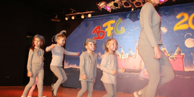 Die Dschungelbuch-Elefanten tanzten sich in die Herzen der Zuschauer und wurden mit donnerndem Applaus belohnt. Foto: Eva Wiegand