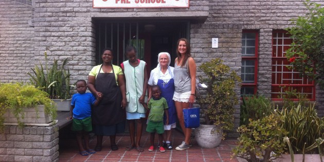 Linda Klink und Schwester Maria Plaach vor der St. Anthony's Pre-School. Foto: oh