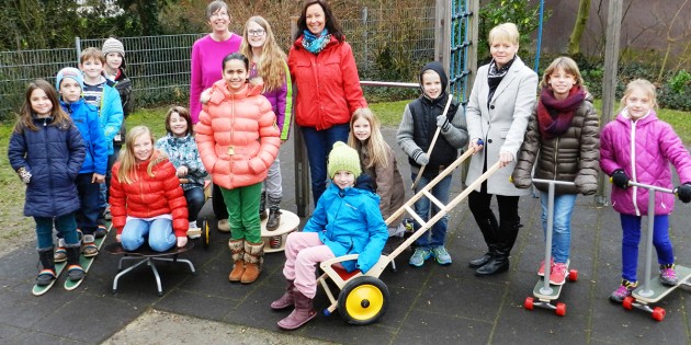 Schulleiterin Karin Böttger (hinten links) nahm mit den Kindern dankbar die Geräte aus den Händen von Ute Mostert (Mitte) und Birgit Maul (rechts) entgegen. Foto: oh