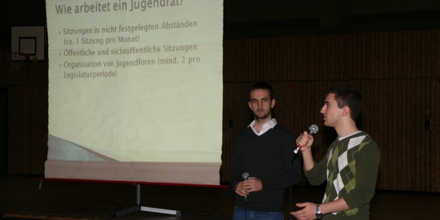 Joseph Möller (r.) und Michael Pfeifer vom derzeitigen Jugendrat informierten alle Neunt- und Zehntklässler der Erich-Kästner-Schule über die Arbeit des Jugendrates. Foto: Eva Wiegand