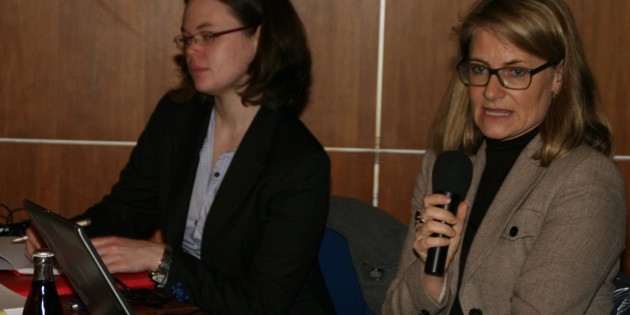 Dr. Beate Rickert (r.), Geschäftsführerin der Beratungsfirma KPR stellte das Ergebnis der Machbarkeitsstudie zum NGA-Ausbau Mittelzentrum Ried, Einhausen und Lorsch (Breitbandstudie) im Rahmen der Sitzung der Stadtverordnetenversammlung vor. Foto: Eva Wiegand