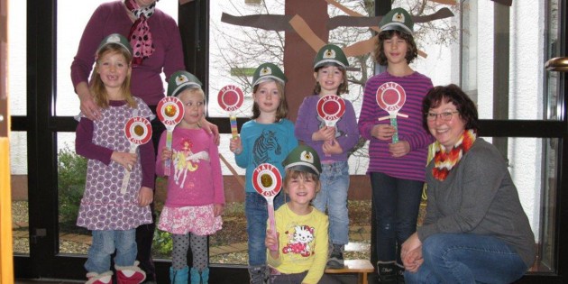 Große Freude herrschte bei den Kindern des KinderKirchenMorgen über ihre selbstgebastelten Zollausrüstungen. Foto: oh