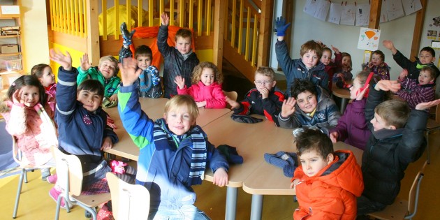 Die Kinder der katholischen Kindertagesstätte Pater Alfred Delp sagen Danke an alle großzügigen Spender, die für neue Stühle sorgten. Foto: Manuel Ding