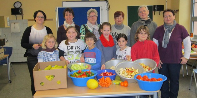 Kinder der Klasse 4 b der Schillerschule freuen sich über das gesunde Frühstück. Dieses wurde durch die fleißigen Helfer Eva Seelinger (Mutter), Beate Helm (Mutter), Anita Jungmann (Großmutter), Monika Strubel (Großmutter), Dagmar Roeske (Mutter und Fördervereinsvorsitzende) sowie Stefanie Strubel (Mutter und Elternbeiratsvorsitzende; hintere Reihe von links nach rechts) sowie Alexandra Wörner ermöglicht. Foto: oh