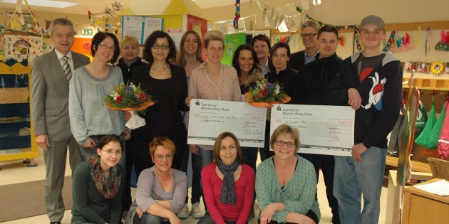 Eltern und Erzieherinnen der Kindertagesstätte "Guldenweg" zeigten sich hoch erfreut über die "Finanzspritze" zur Neugestaltung des Bistros. Foto: Sigrid Samson