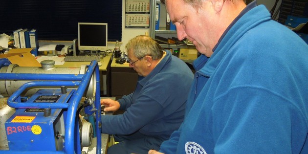 Elektrofachmänner durch und durch: Walter Winkler und Georg Sander (links). Foto: THW