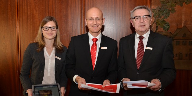 Präsentation der positiven Bilanz aus dem Geschäftsjahr 2013. von links: Miriam Gerloff, Dr. Marcus Walden und Wolfhard Hensel. Foto. Gernot Kirch