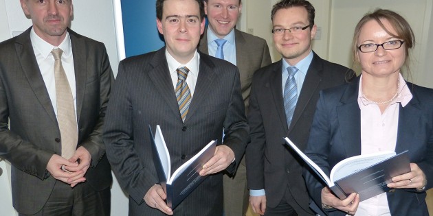 Stefan Rechmann, Leiter des Eigenbetriebs Neue Wege Kreis Bergstraße -Kommunales Jobcenter-, Markus Lahm, Leiter der WFB-Gründerberatung, Dr. Matthias Zürker, Geschäftsführer der Wirtschaftsförderung Bergstraße GmbH (WFB), Marco Kreuzer, Gründerberater bei der WFB und Projektleiter der Gründungsoffensive Bergstraße-Odenwald, sowie Rita Danner mit ihrer Diplomarbeit „Einsparungsanalyse einer SGB II-Fördermaßnahme für Selbständige“ (v.l.). Foto: WFB