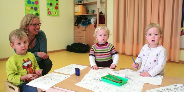 Die Kleinsten der Kleinen fühlten sich in der neuen Kinderkrippe Zwergenschloss in Neuschloss auf Anhieb am wohlsten. So wurden Regale erkundet, in Büchern geblättert, oder fleißig gemalt, während sich die Eltern informieren konnten. Foto: Manuel Ding