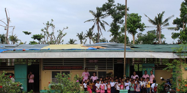 Die Grundschulkinder von Guiwanon vor ihrer Schule. Foto: oh