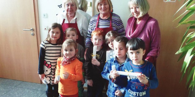 Mit viel Freude überraschten die Vorschulkinder die Senioren mit selbst zubereiteten Leckereien. Foto: oh