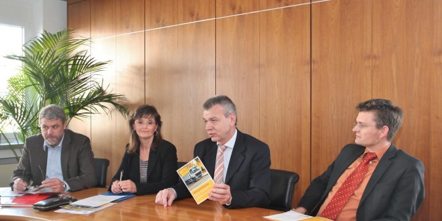 Die Müllabfuhr ist auf dem Prüfstand und die Bürger können sich nun auch anhand des neu herausgegebenen Info-Faltsblattes über Details informieren und sich bei der Stadtverwaltung zu Wort melden. Beim Pressegespräch im Magistratsraum erläuterten Bürgermeister Gottfried Störmer (mit dem Info-Faltblatt), Fachbereichsleiter Gregor Ruh (links), Sabine Lerch und Erster Stadtrat Jens Klingler die  Ziele und Chancen. Foto: Hannelore Nowacki