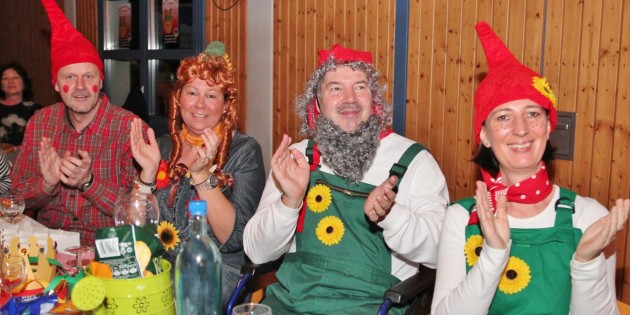 Auf der Bühne und im Publikum traten die Zwerge und Schneewittchen in Erscheinung, märchenhafte Begegnungen in der Wirklichkeit. Foto: Hannelore Nowacki