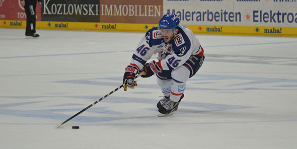 Adler-Stürmer Jon Rheault stellte mit seinem Treffer den 3:0 Enstand her. Foto: Gernot Kirch