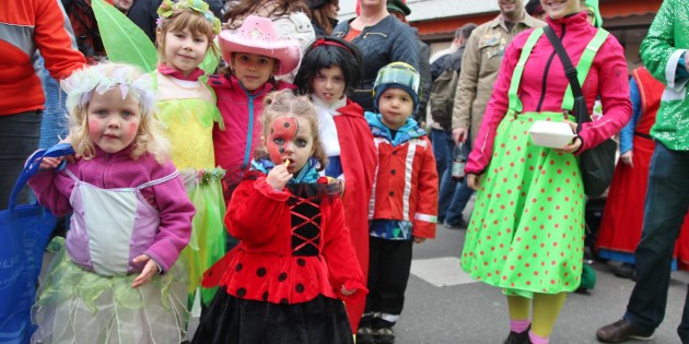 Diese jungen Zuschauerinnen haben sich zum Fastnachtsumzug hübsch verkleidet. Foto: Hannelore Nowacki