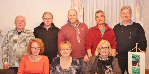Die Gewerbevereinigung  Bobstadt hat einen neuen Vorstand: Beisitzerinnen Petra Seibert (vorne links), Ute Gärtner und Hildegard Schwara, 2. Vorsitzender Ludwig Gärtner (hinten, 2. von links), 1. Vorsitzender Sascha Ringenwald, Kassenwart Harald Pohl und Revisor Hartmut Scheib. Jürgen Blodt (links) wird nach 30 Jahren als Vorsitzender dem Vorstand weiterhin als Berater zur Verfügung stehen. Foto: Hannelore Nowacki