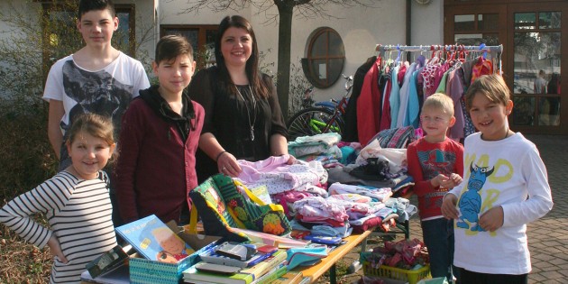 Bei sonnigem Frühlingswetter scheute man sich auch nicht, das Freigelände für den Flohmarkt zu nutzen. Foto: Manuel Ding