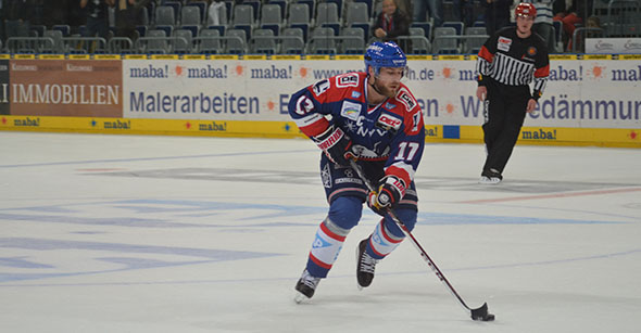 Adler-Kaptitän Marcus KInk führte sein Team zum Sieg in Schwenningen. Foto: Gernot Kirch