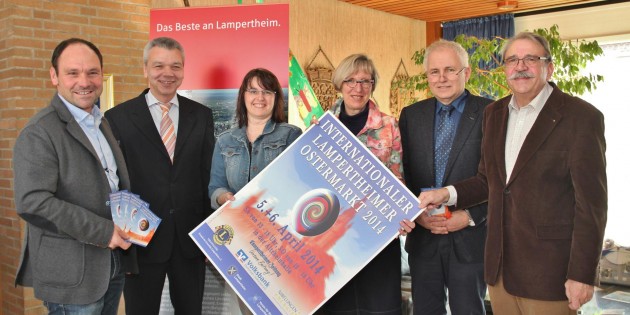 Der Osterhase empfiehlt den Besuch des Internationalen Lampertheimer Ostermarkts am 5. und 6. April in der Altrheinhalle. Auch sie freuen sich schon: Volker Schlappner (von links), Gottfried Störmer, Sabine Vilgis, Elke Mayer, Dr. Carlo Wittler und Heinrich Veltman. Foto: Hannelore Nowacki