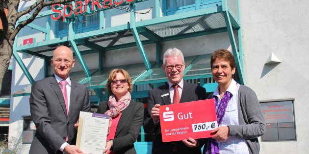 Die Sparkasse Worms-Alzey-Ried beteiligt sich mit einer Zustiftung von 750 Euro an der Diakoniestiftung. Die Sparkasse erhielt die Zustifterurkunde. Im Bild: Sparkassenvorstand Dr. Marcus Walden mit der  Stiftungsvorsitzenden  Martina Seelinger (links) und Filialdirektor Willi Sztorc mit Vorstandsmitglied Pfarrerin Sabine Sauerwein. Foto: Hannelore Nowacki