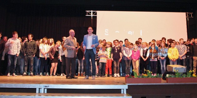 141 Sportlerinnen und Sportler von Lampertheimer und außerörtlichen Vereinen erhielten die Medaille der Stadt Lampertheim am Band in den rot-weißen Stadtfarben. Foto: Hannelore Nowacki