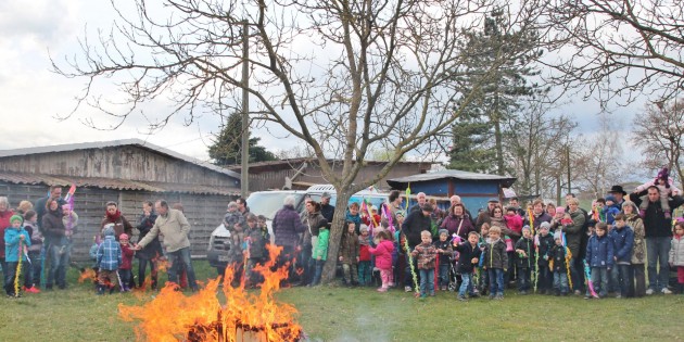 Beim Stabausfest im AZ-Vogelpark wurde der Winter endgültig verbannt und verbrannt. Die Saison ist damit eröffnet – jeden Sonntag (außer Oster- und Pfingstsonntag) lädt der AZ-Vogelpark zum Besuch ein. Der Eintritt ist frei. Foto: Hannelore Nowacki