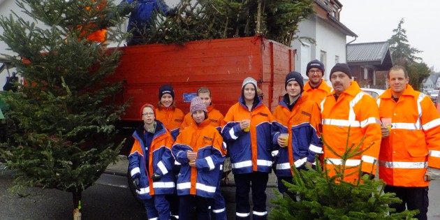 Die Hüttenfelder Feuerwehr glänzte durch Aktivitäten in allen Bereichen, wie hier bei der Weihnachtsbaumsammelaktion der Jugendfeuerwehr im Januar. Foto: oh